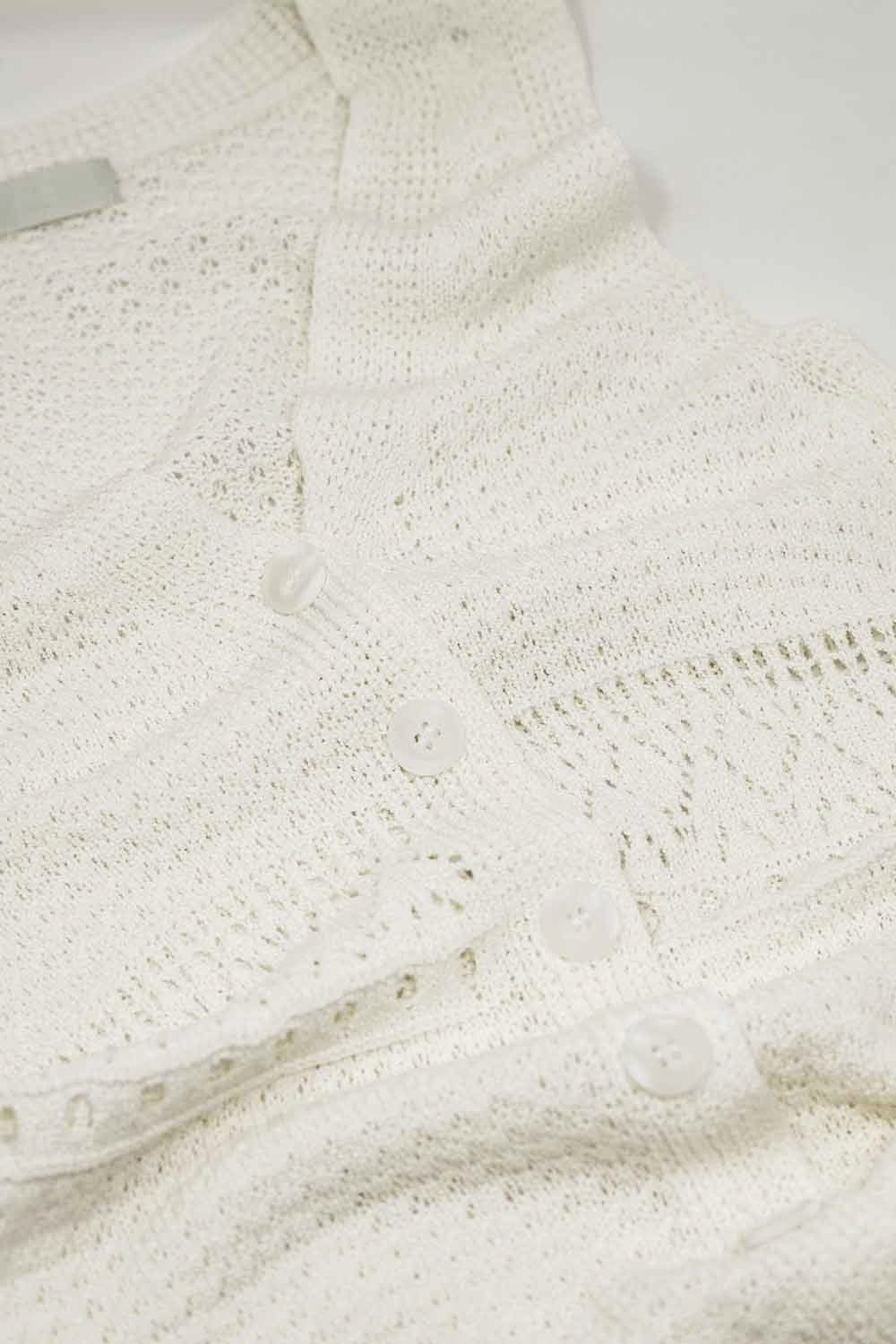 Gilet long en crochet avec fermeture à boutons en blanc