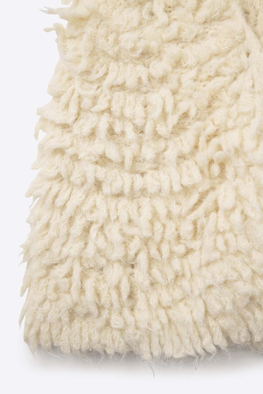 Gilet luxueux avec texture blanche à poils longs