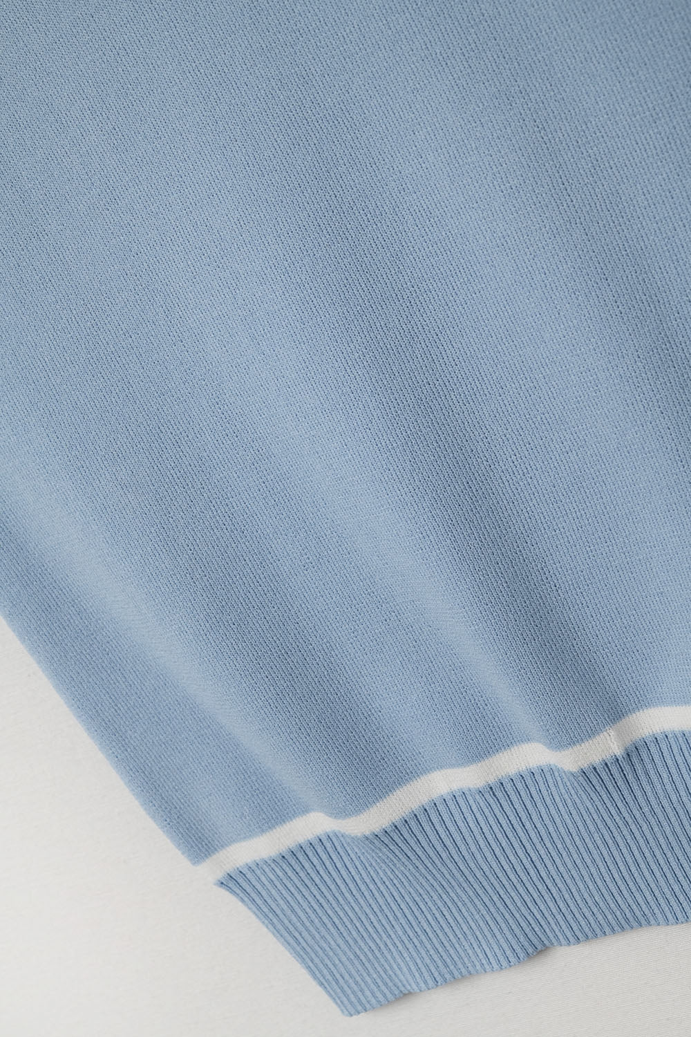 Gilet sans manches bleu avec détails de lignes blanches