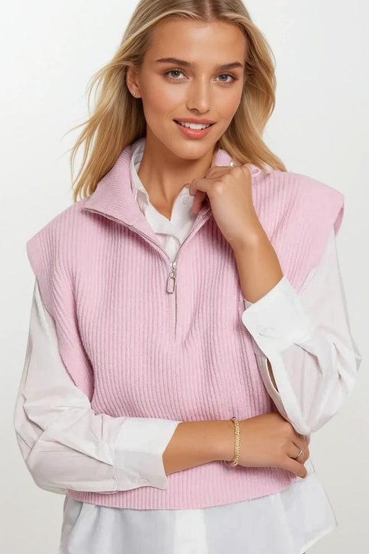 Q2 Gilet tricoté avec col montant demi-zip et grandes emmanchures en rose
