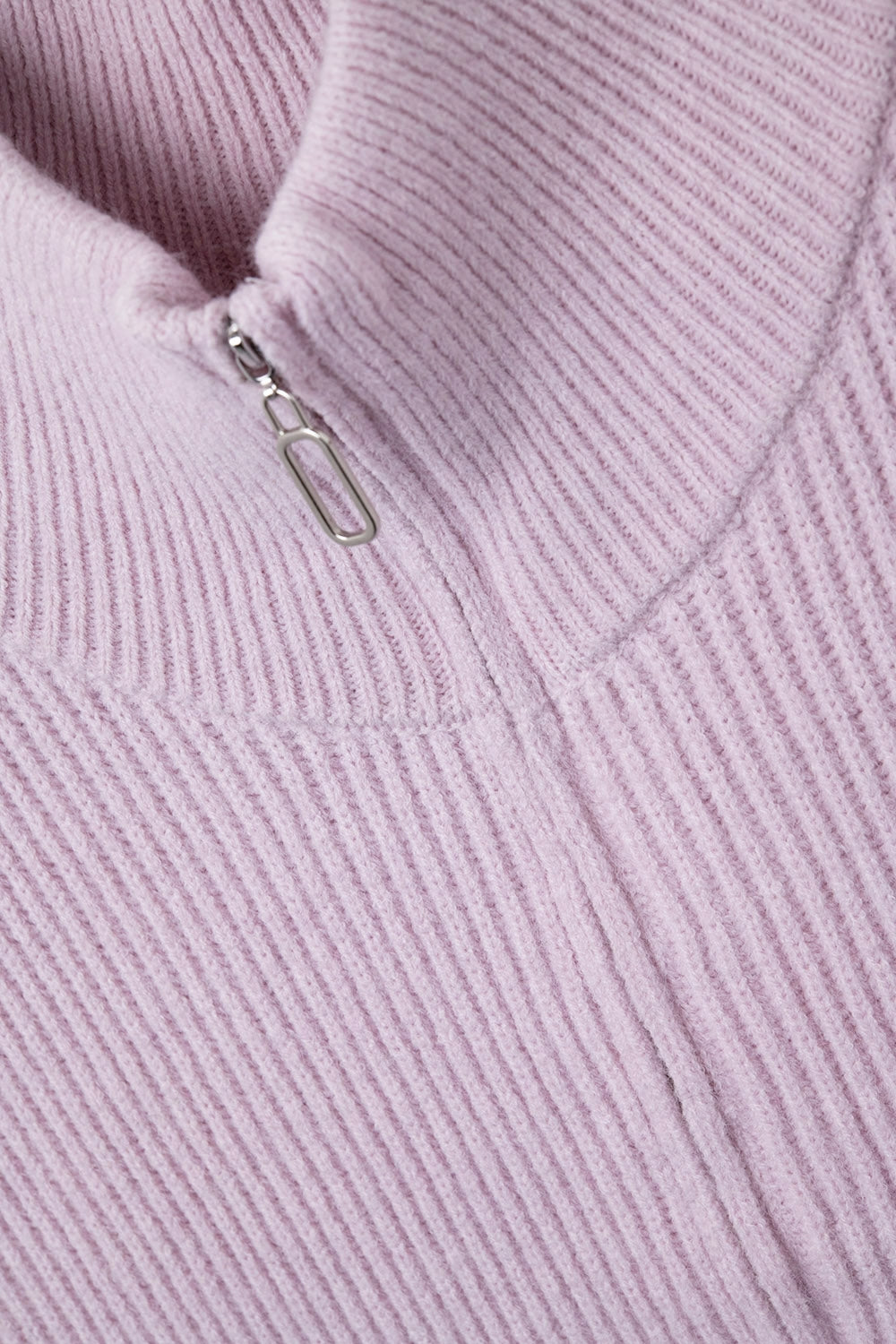 Gilet tricoté avec col montant demi-zip et grandes emmanchures en rose