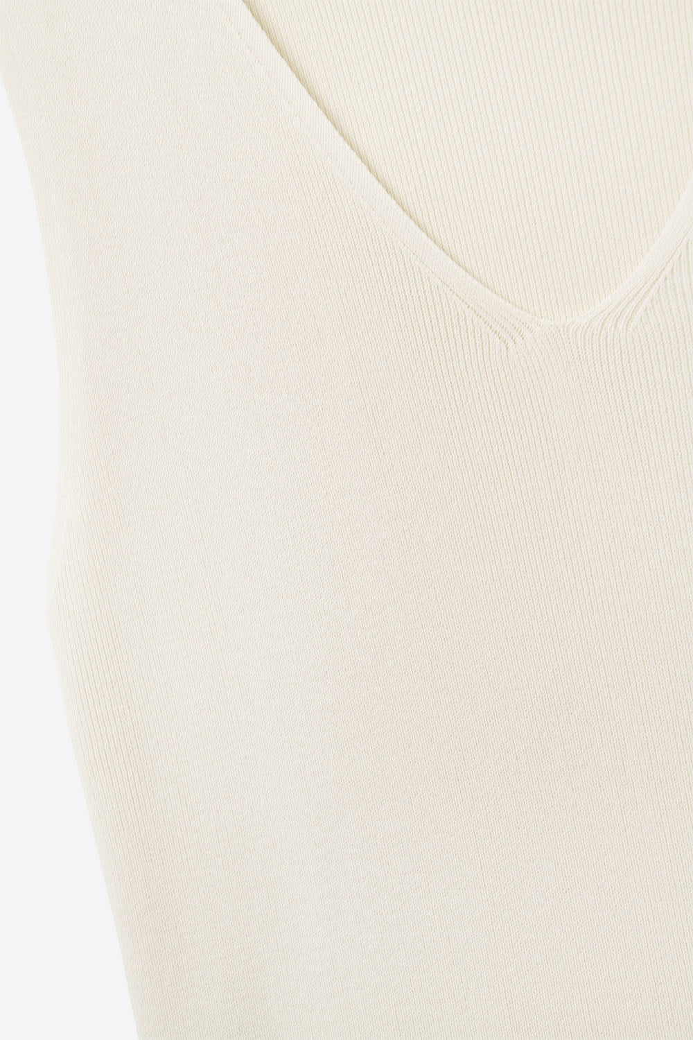 Haut beige sans manches en maille fine avec col en V