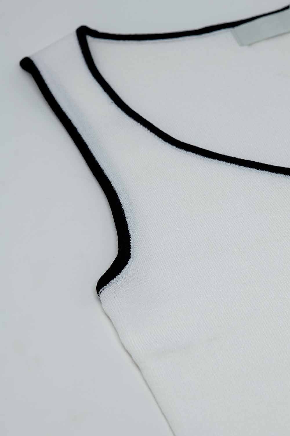 Haut blanc sans manches avec encolure ras du cou et bordure noire