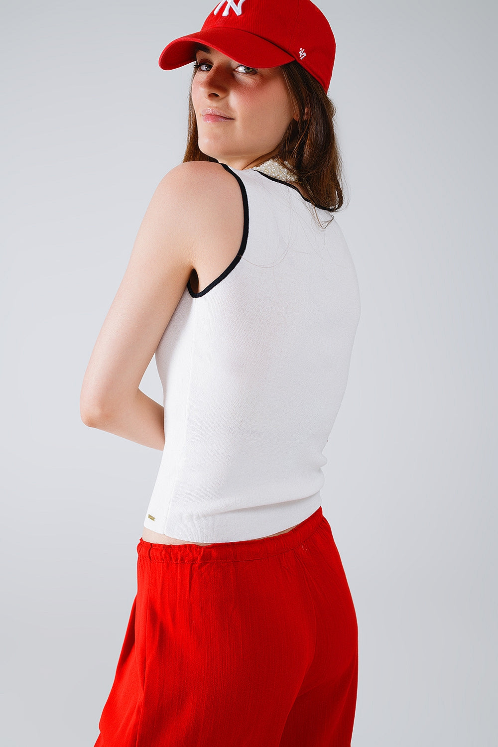 Haut blanc sans manches avec encolure ras du cou et bordure noire