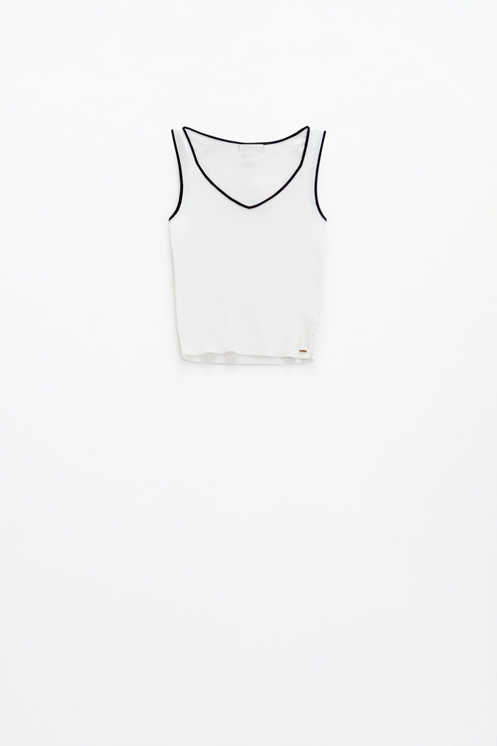 Haut blanc sans manches avec encolure ras du cou et bordure noire