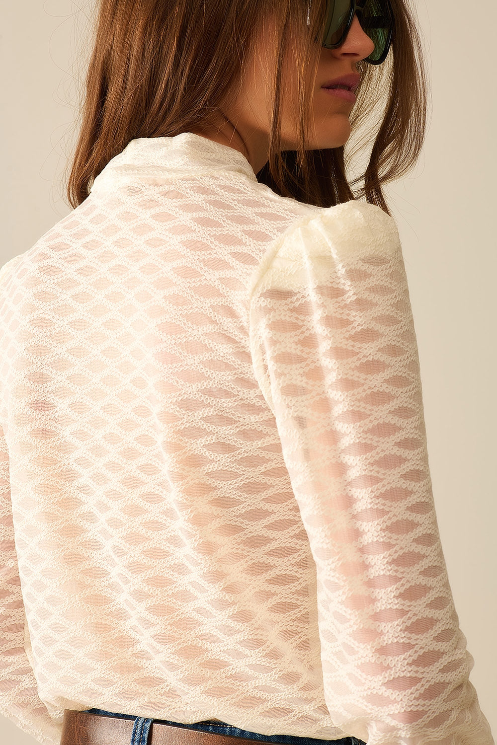 Haut Col Roulé en Dentelle Transparente Beige avec Épaules Bouffantes