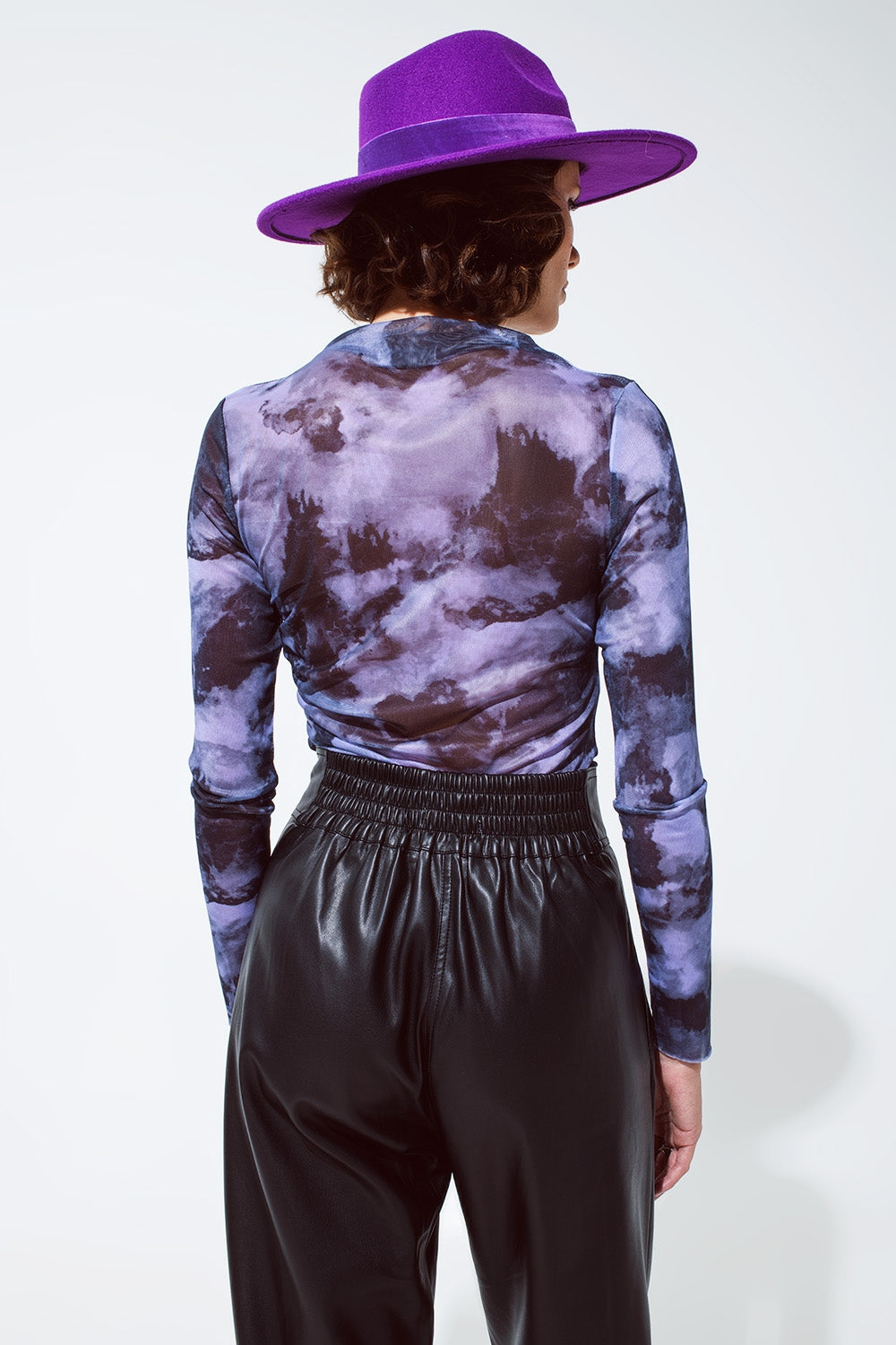 Haut en filet froncé sur le côté avec un imprimé violet abstrait