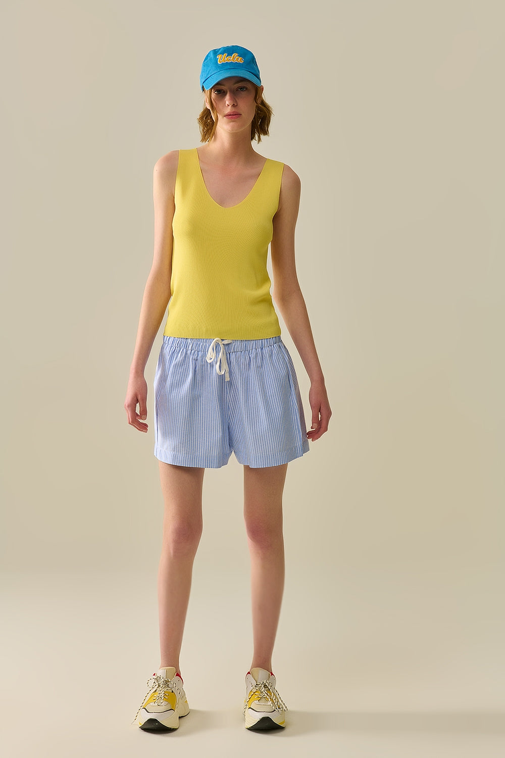 Haut jaune sans manches en maille fine avec col en V