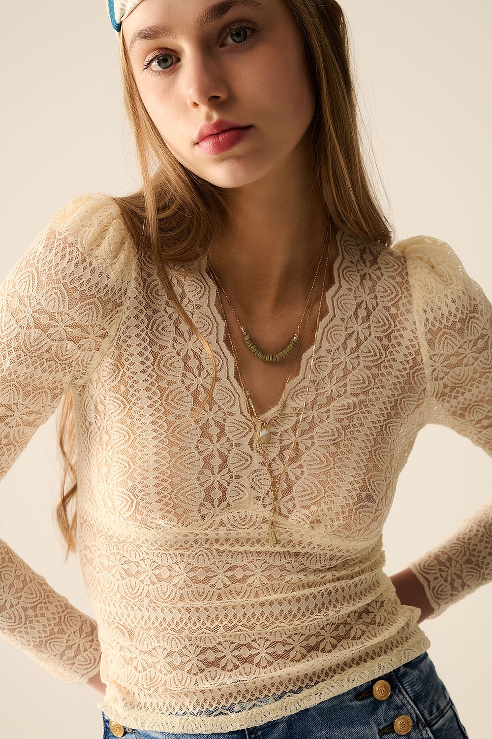 Haut romantique en dentelle à col en V avec manches longues en beige