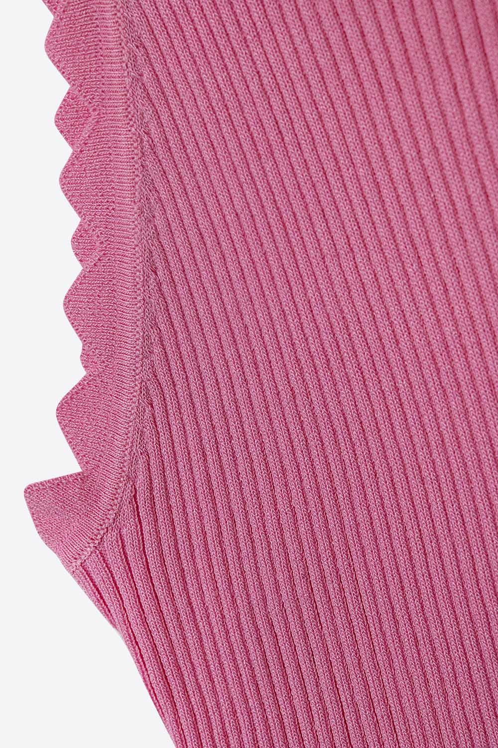 Haut rose sans manches avec détails en vagues