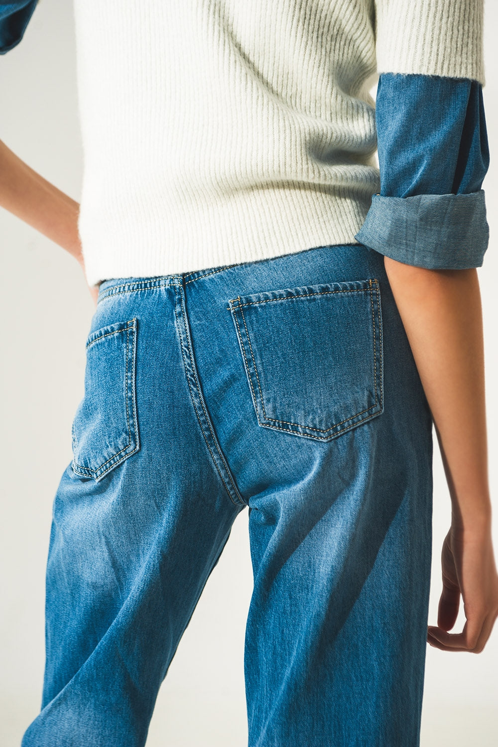 Jean à coupe droite avec pinces à la taille bleu moyen