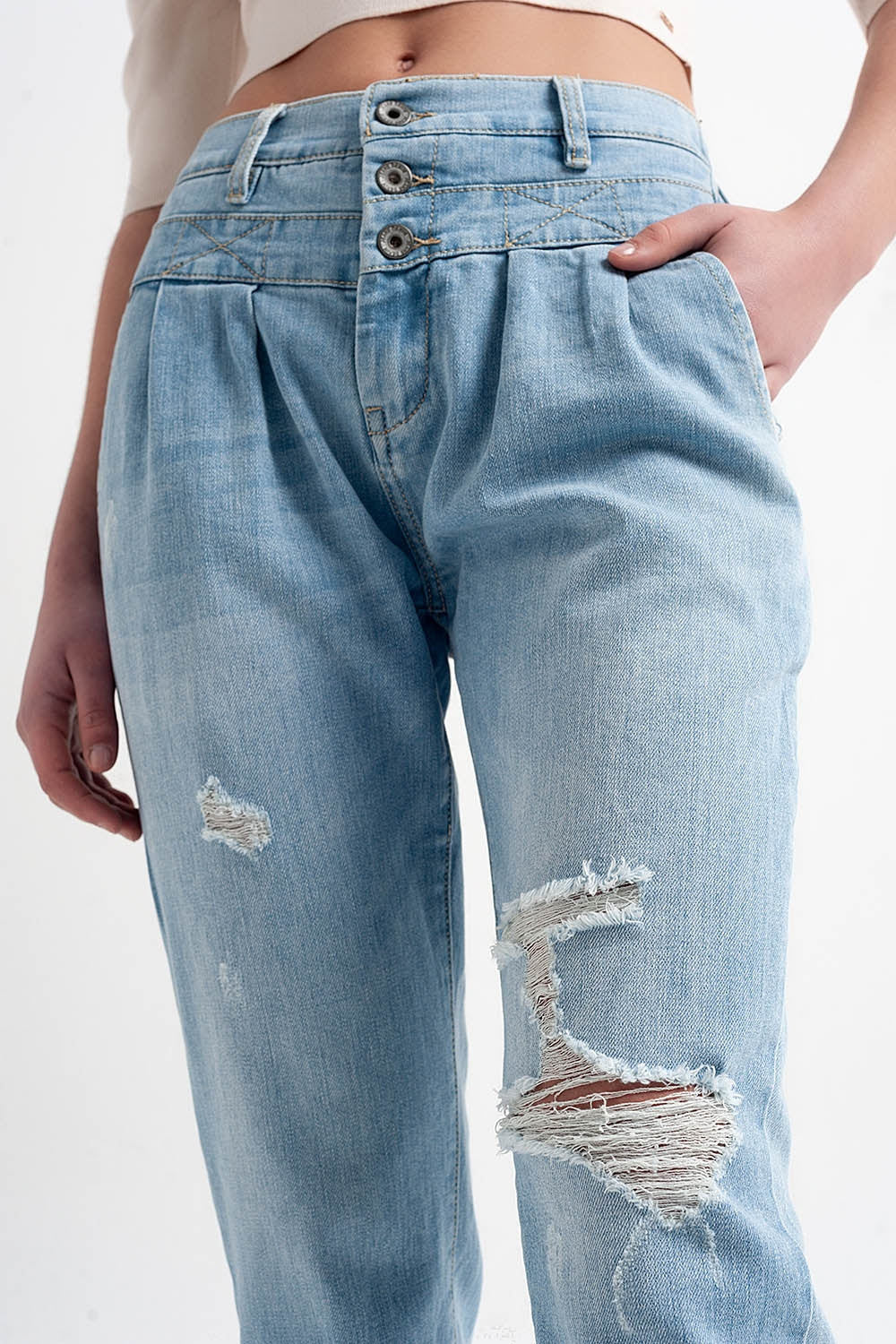 Jean à entrejambe bas en bleu délavé clair vintage avec déchirures