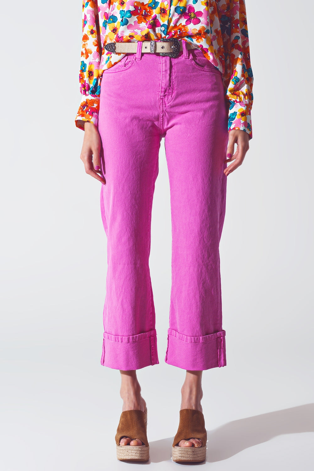 Q2 Jean à jambe droite avec ourlet coupé en fuchsia