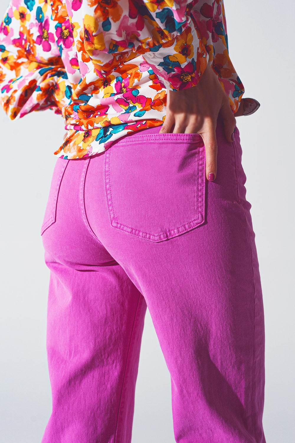 Jean à jambe droite avec ourlet coupé en fuchsia