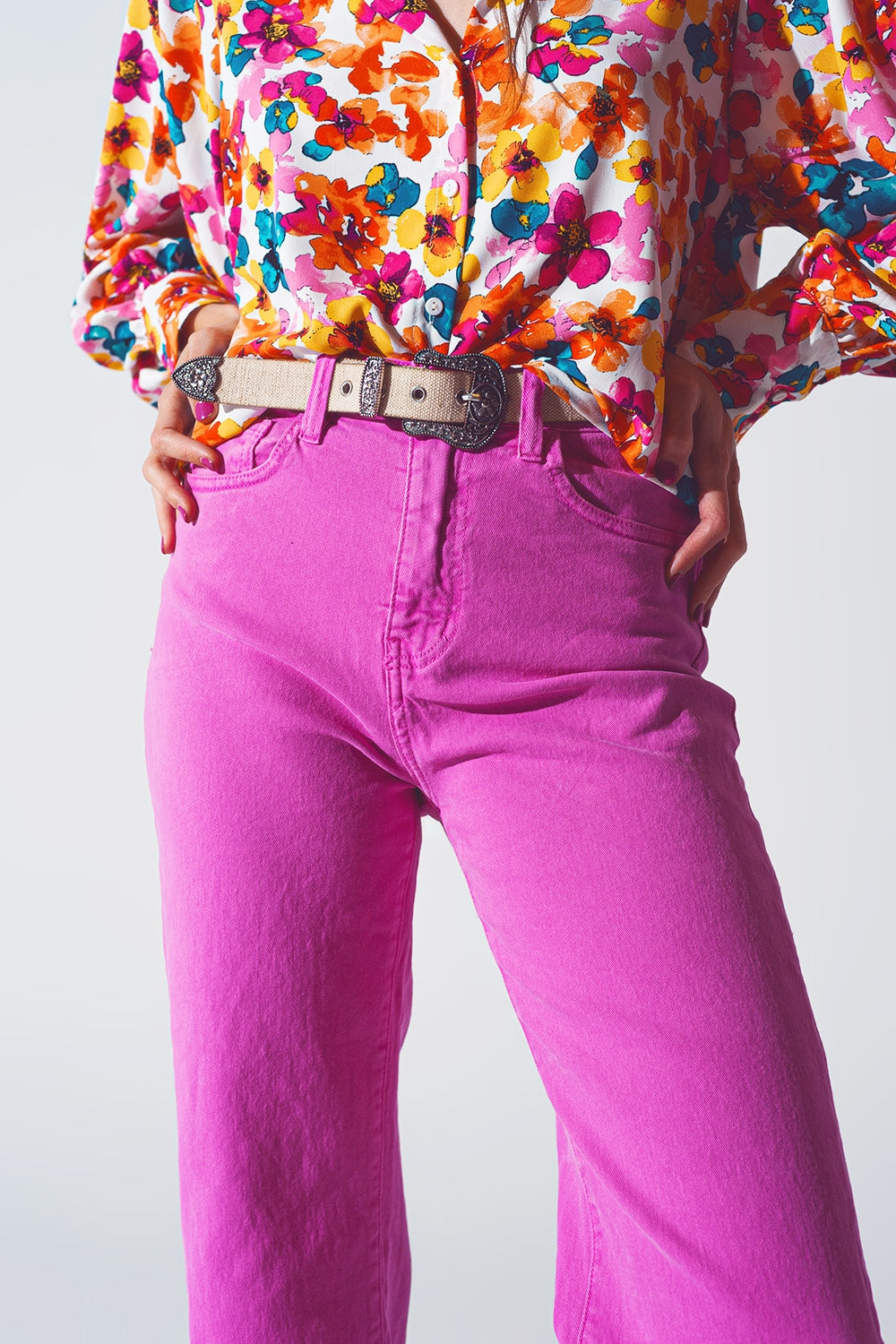 Jean à jambe droite avec ourlet coupé en fuchsia