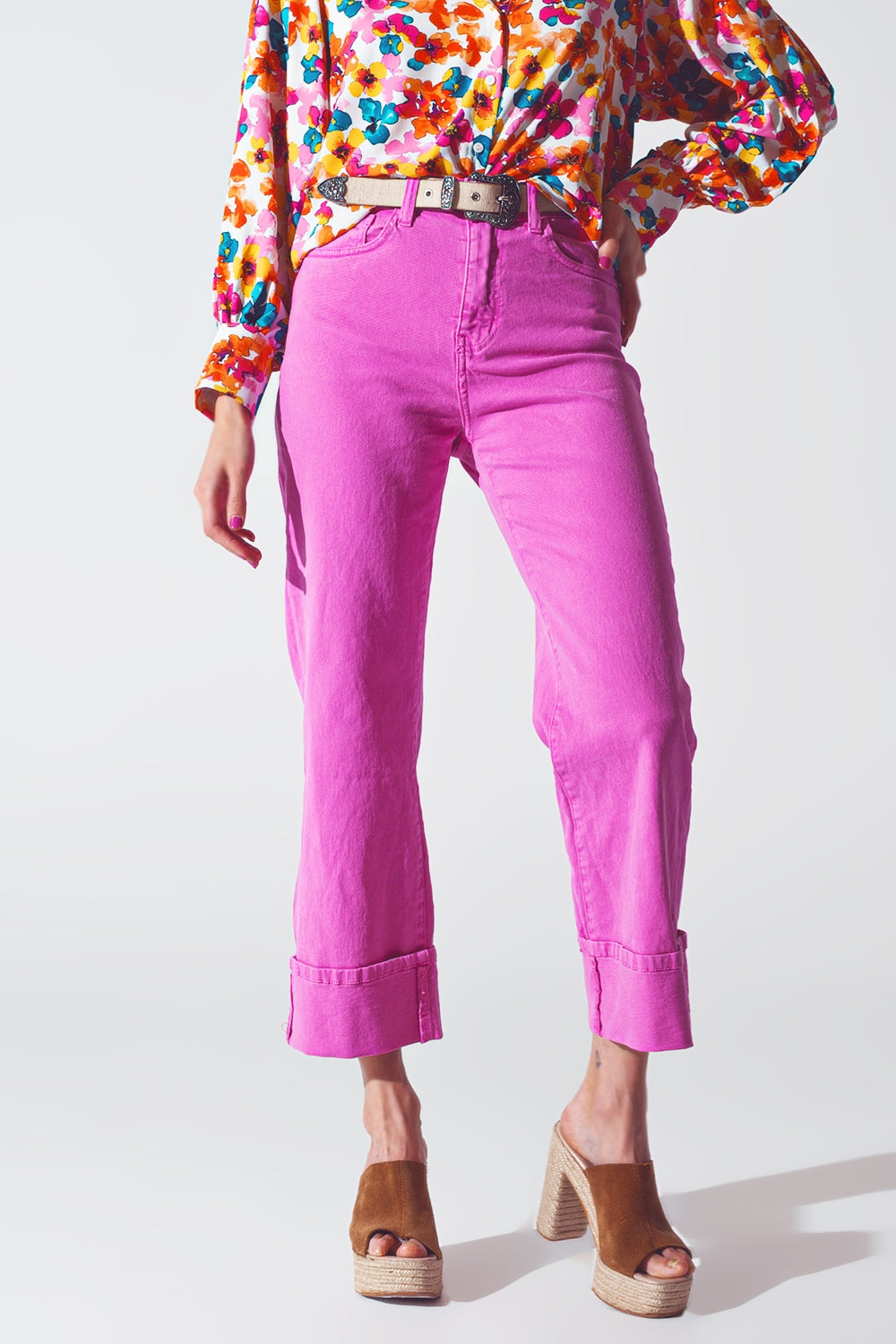 Jean à jambe droite avec ourlet coupé en fuchsia