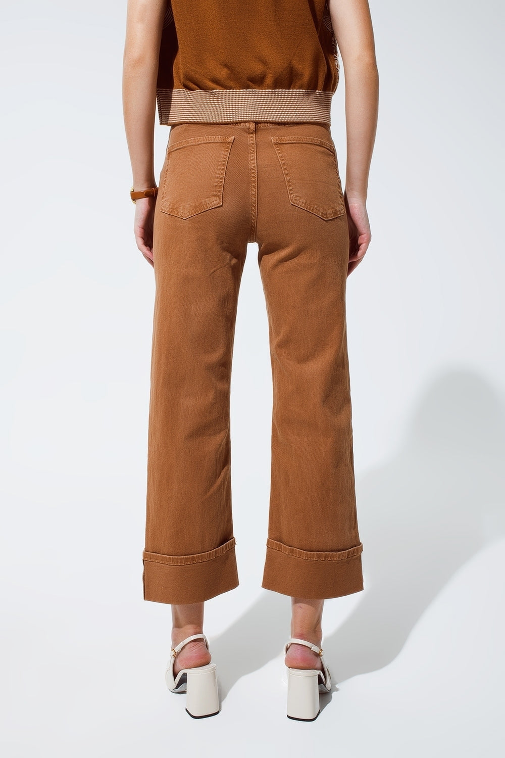 Jean à jambe droite en camel avec jambes de pantalon pliées