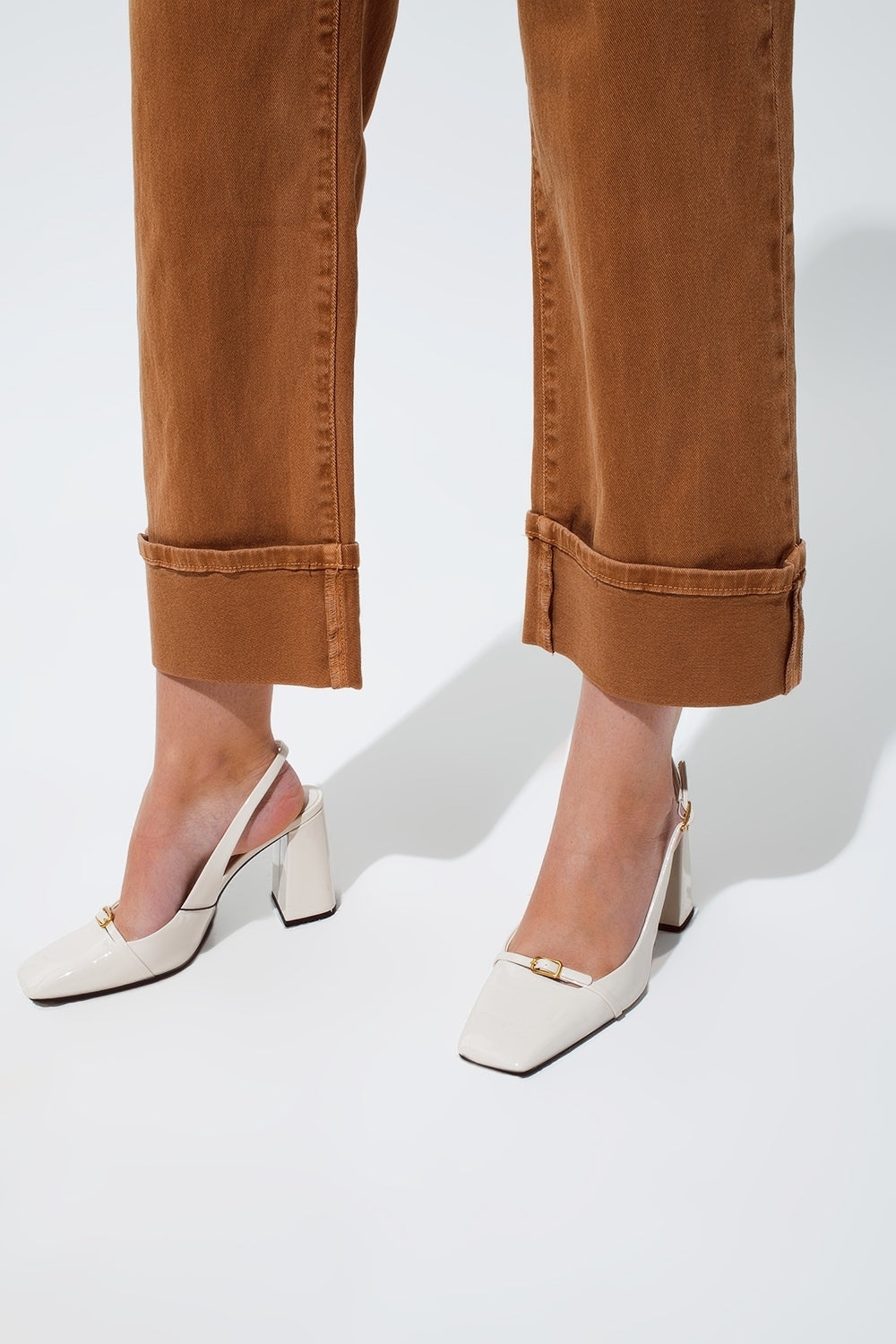Jean à jambe droite en camel avec jambes de pantalon pliées