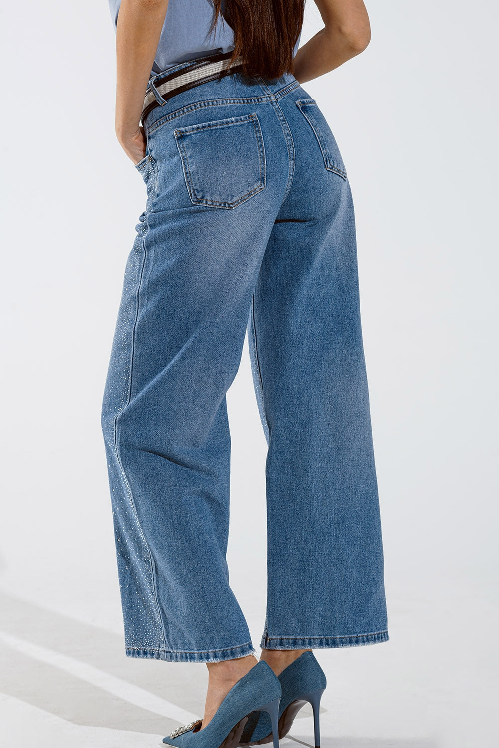 Jean à jambe large avec boutons apparents et détails de stras délavage moyen