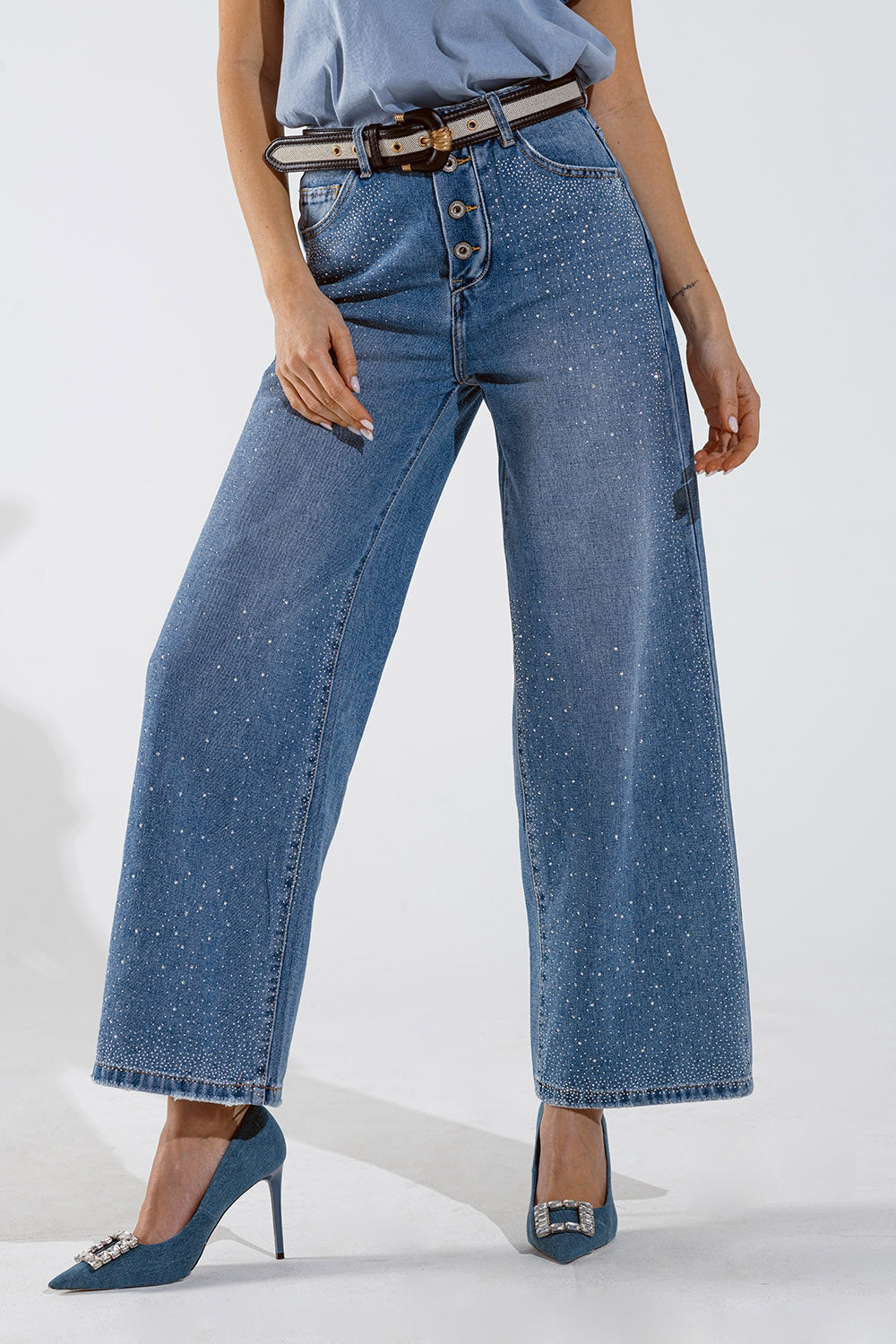 Jean à jambe large avec boutons apparents et détails de stras délavage moyen