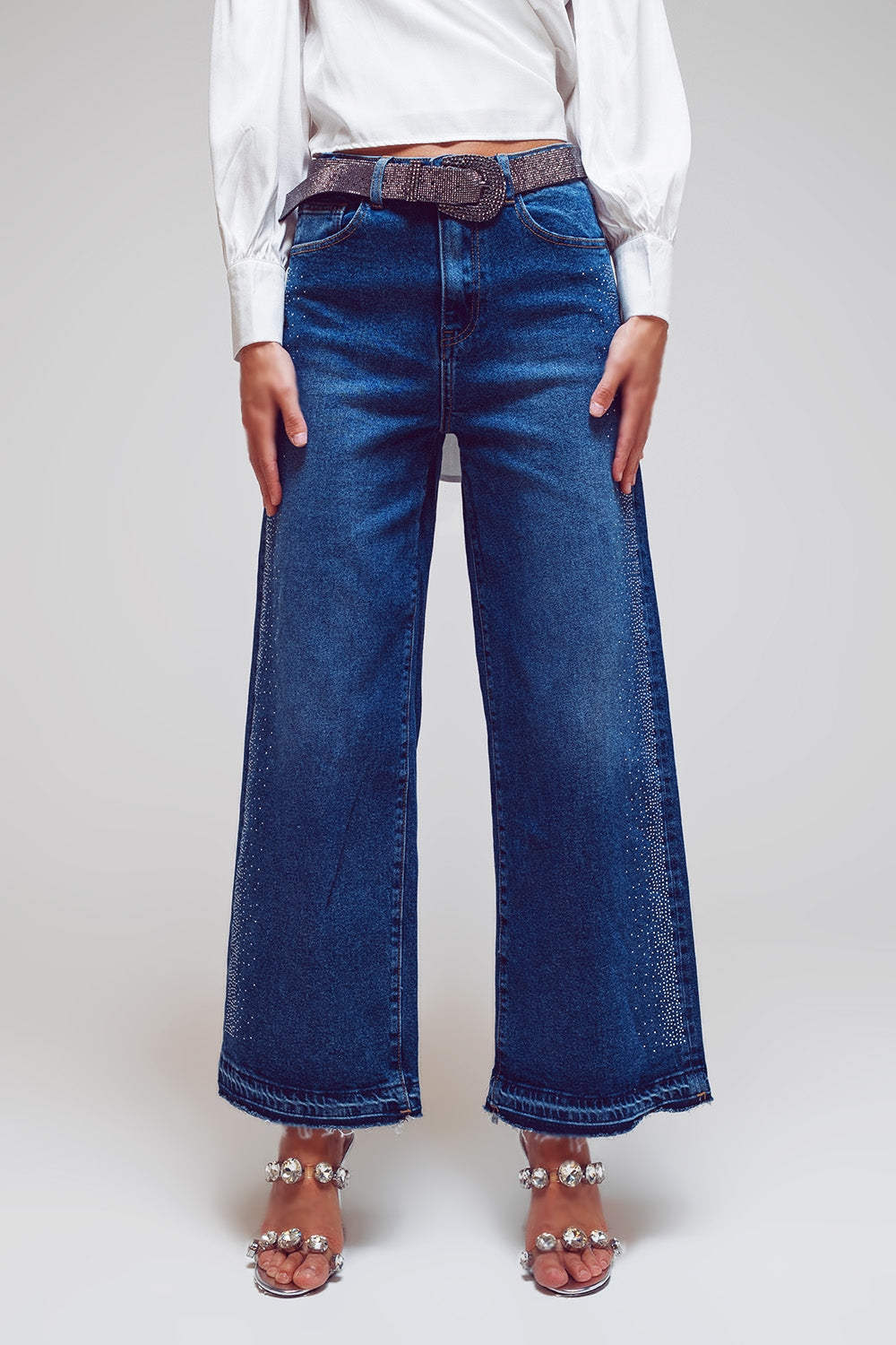Q2 Jean à jambe large avec des détails en diamant sur le côté en toile délavée