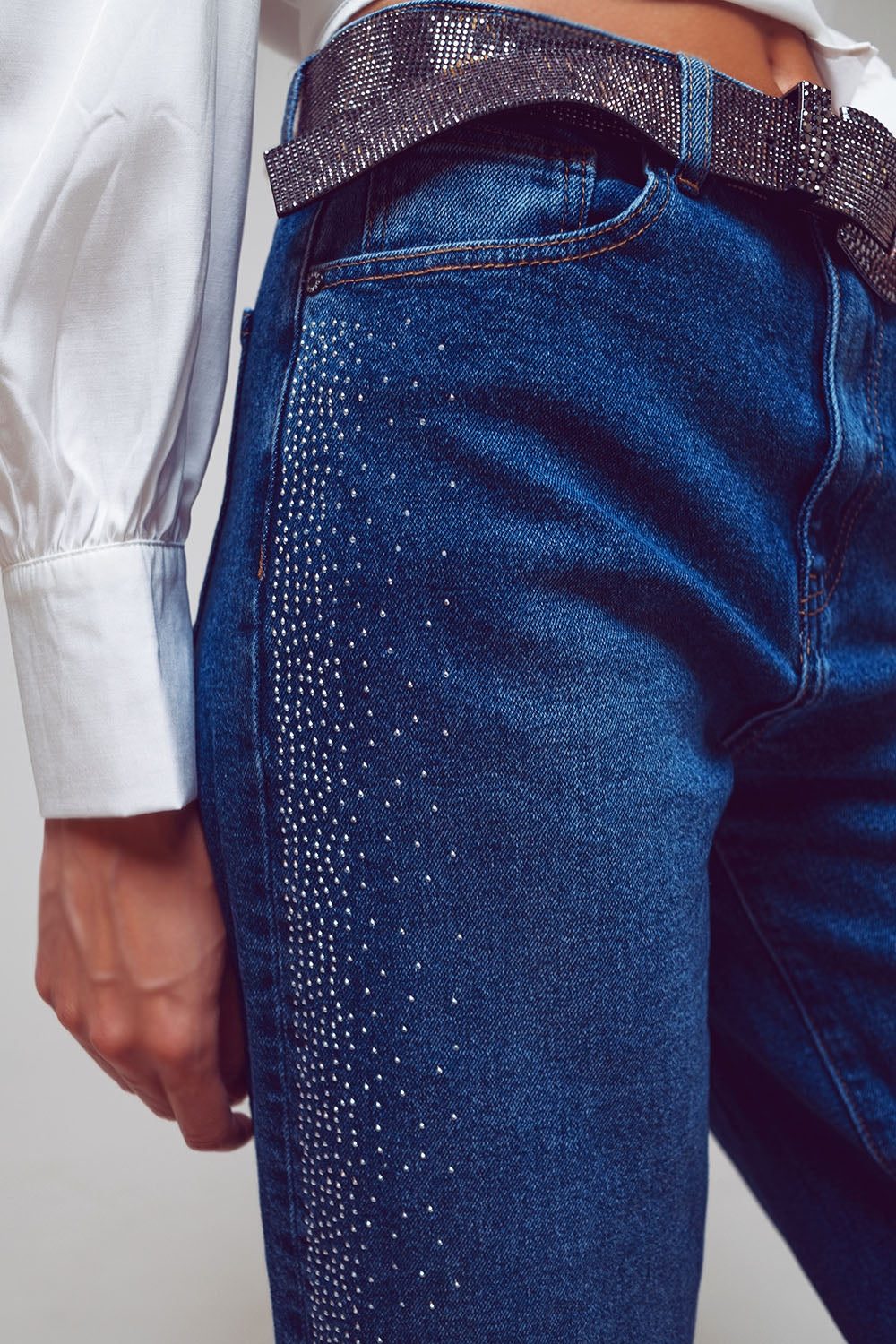 Jean à jambe large avec des détails en diamant sur le côté en toile délavée