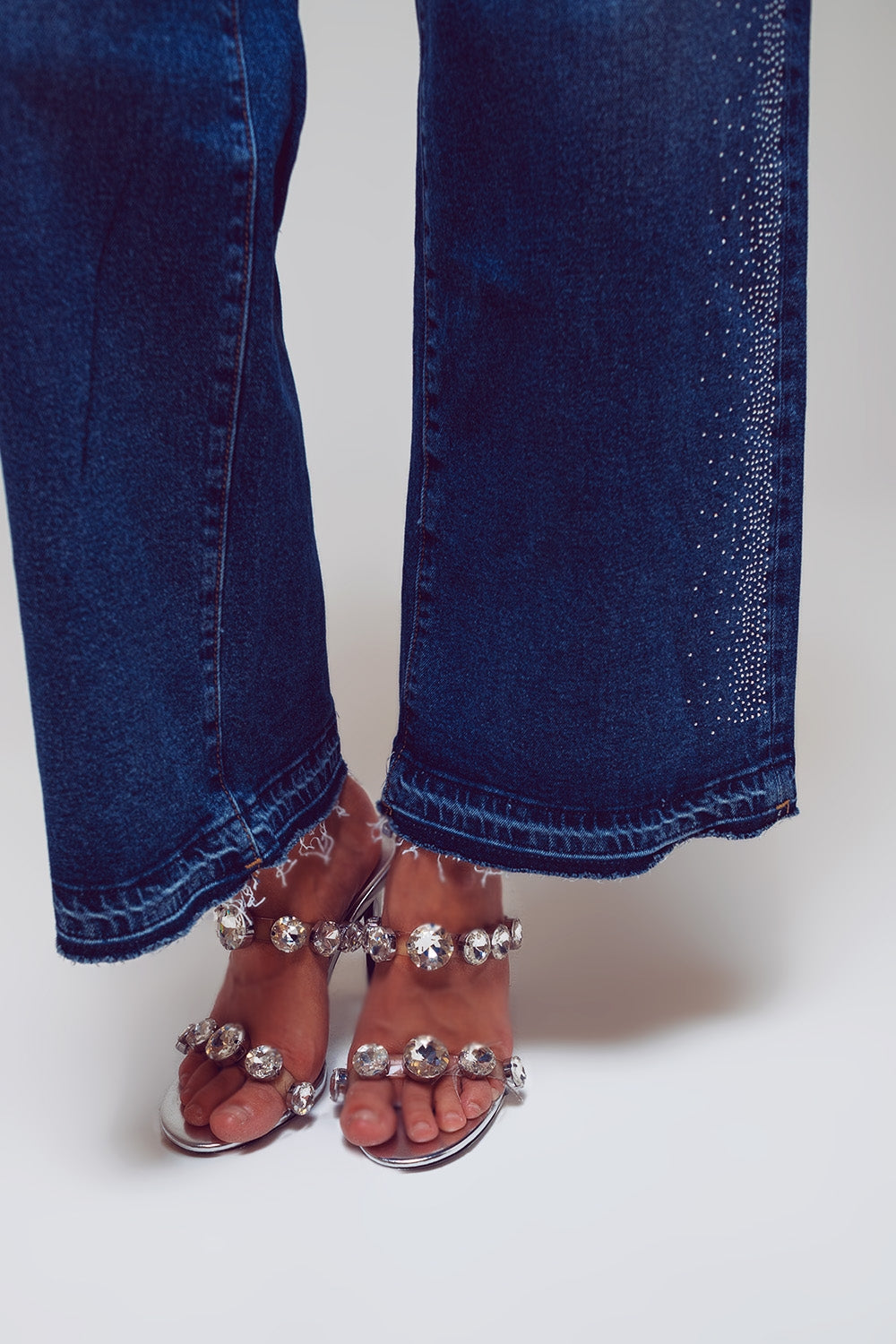 Jean à jambe large avec des détails en diamant sur le côté en toile délavée
