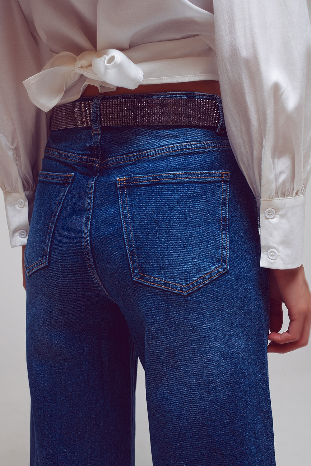 Jean à jambe large avec des détails en diamant sur le côté en toile délavée