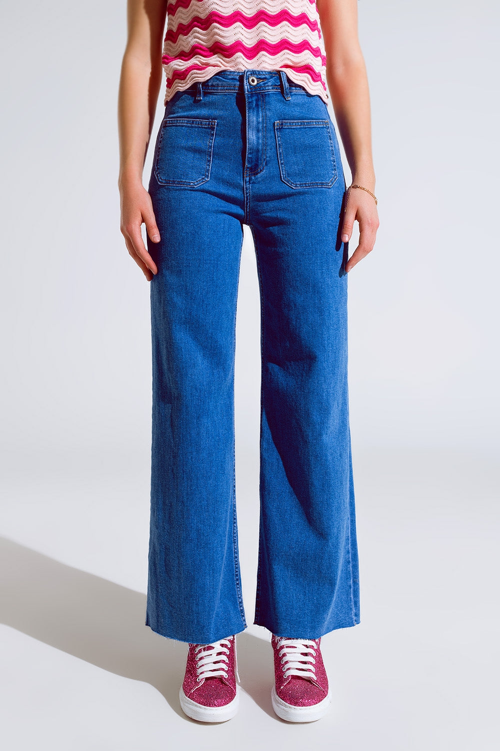 Q2 Jean à jambes droites avec poches sur le devant délavage moyen