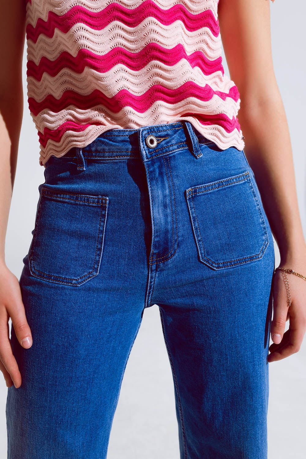 Jean à jambes droites avec poches sur le devant délavage moyen