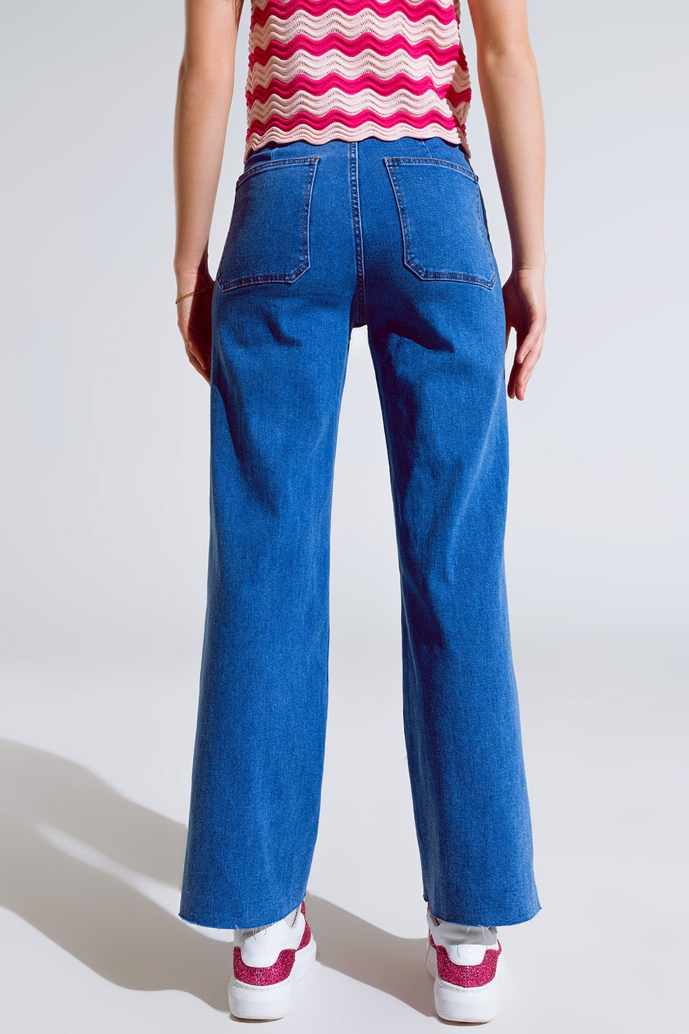 Jean à jambes droites avec poches sur le devant délavage moyen