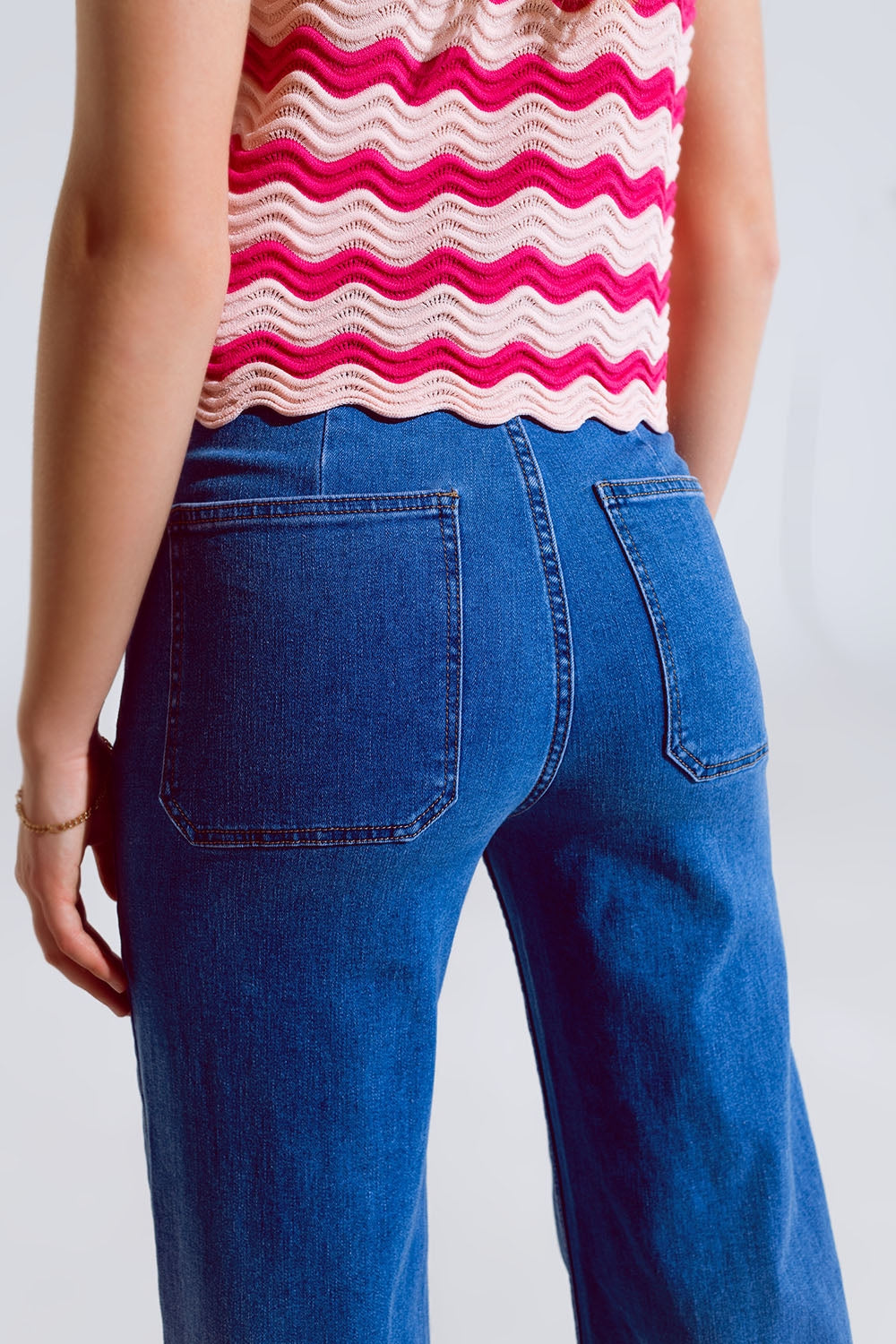 Jean à jambes droites avec poches sur le devant délavage moyen