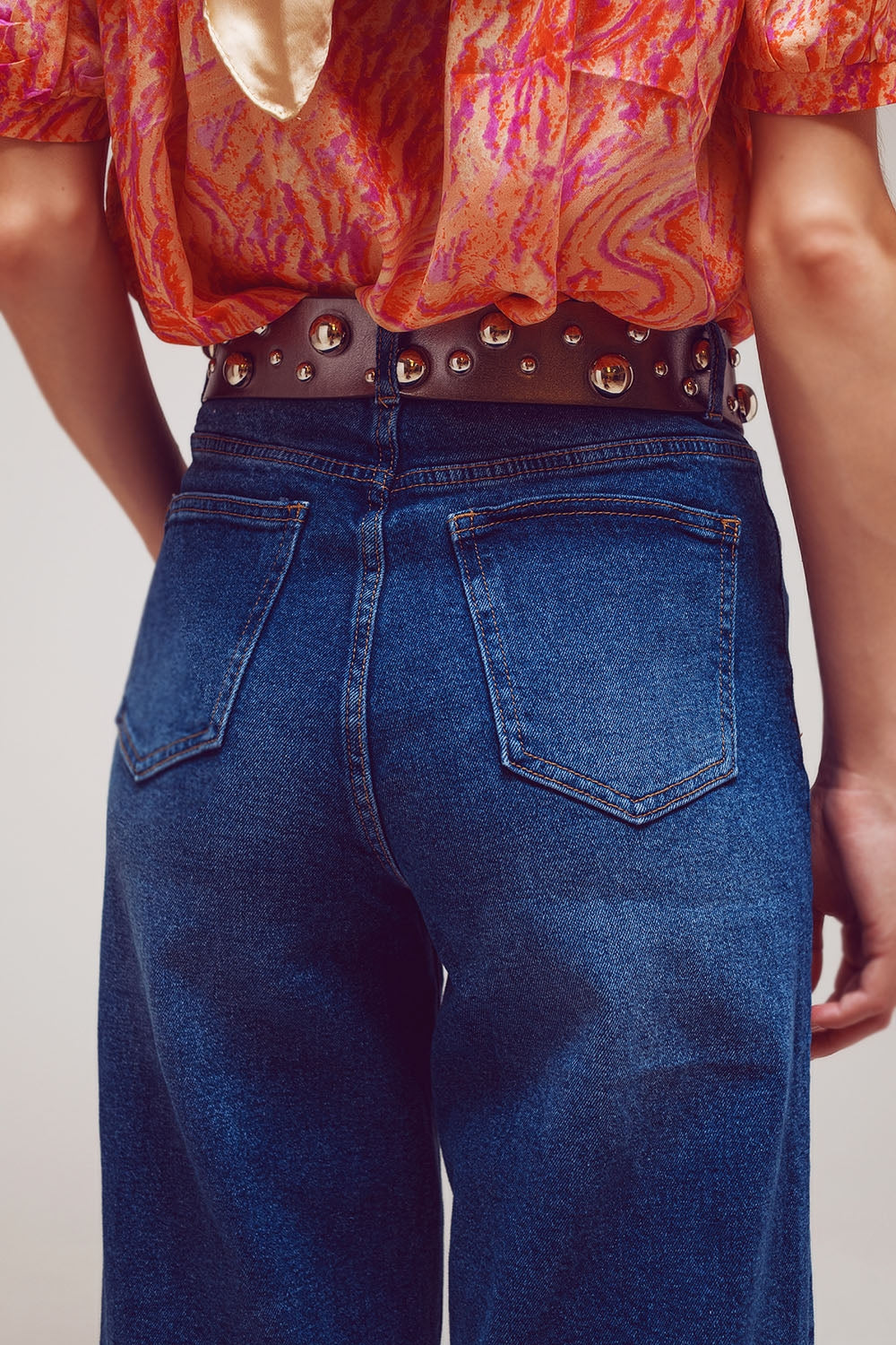 Jean à jambes larges avec détails d'ourlet en lavage moyen