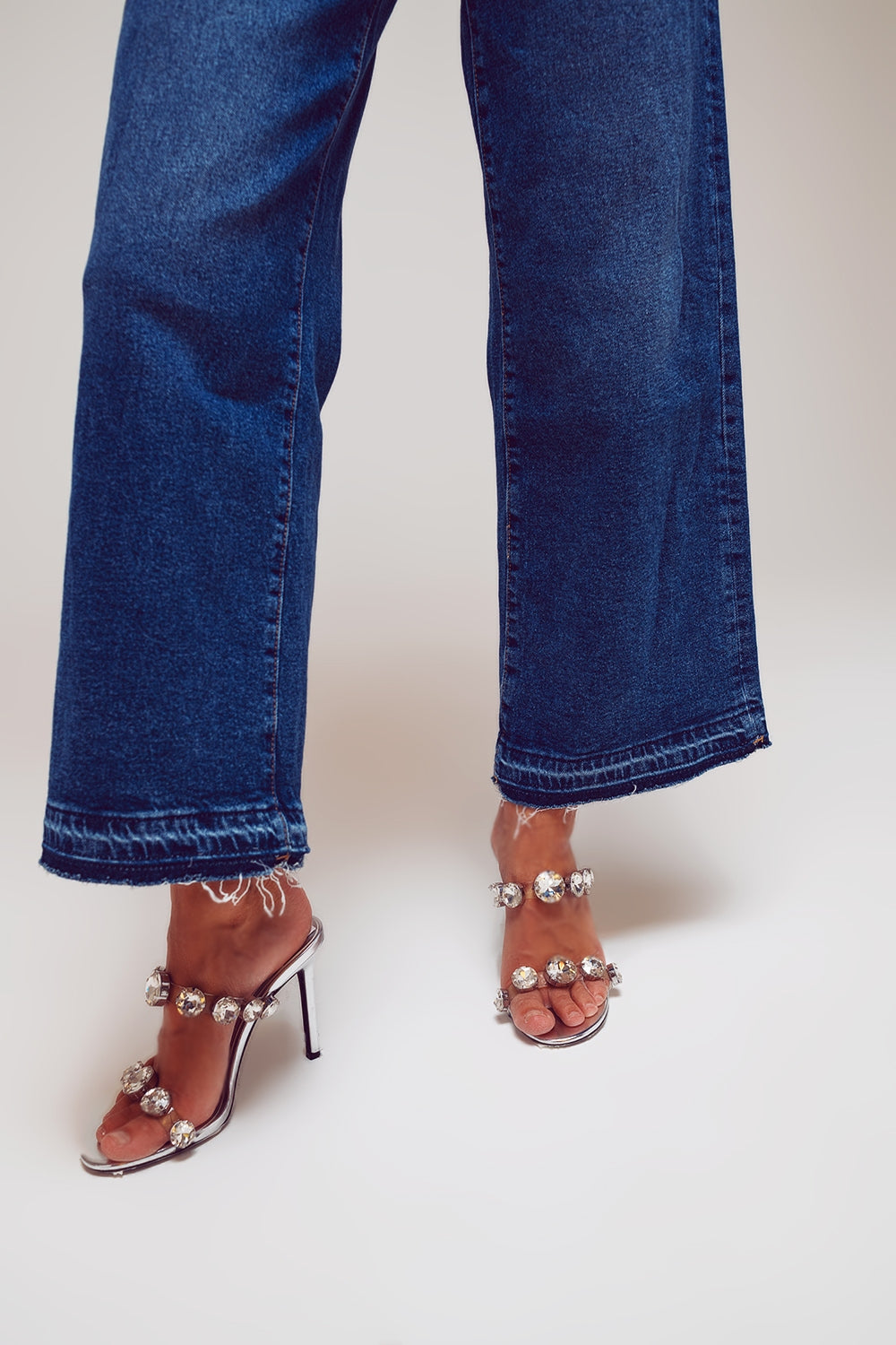 Jean à jambes larges avec détails d'ourlet en lavage moyen
