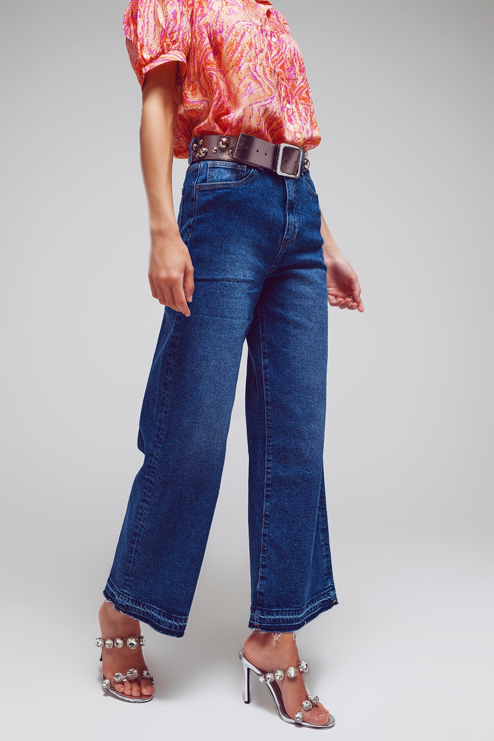 Jean à jambes larges avec détails d'ourlet en lavage moyen