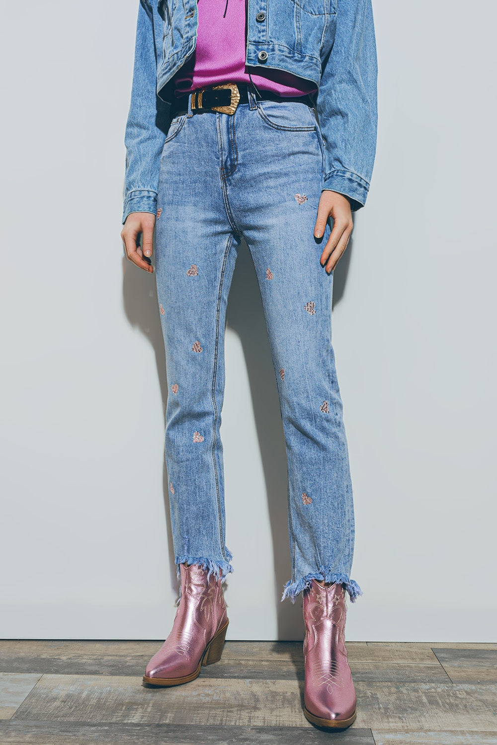 Q2 Jean à ourlet déchiré avec embellissement en forme de cœur en Moyen Wash