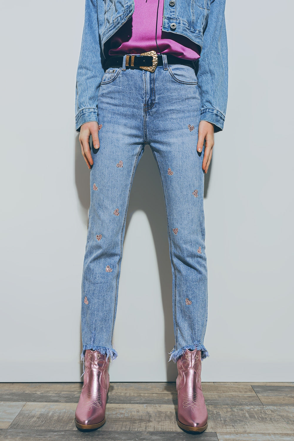 Jean à ourlet déchiré avec embellissement en forme de cœur en Moyen Wash
