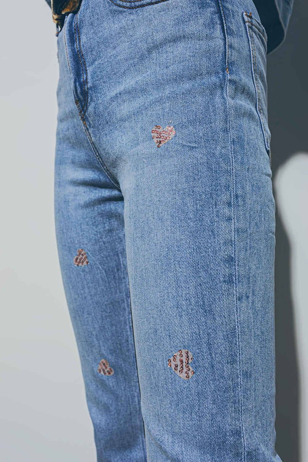 Jean à ourlet déchiré avec embellissement en forme de cœur en Moyen Wash