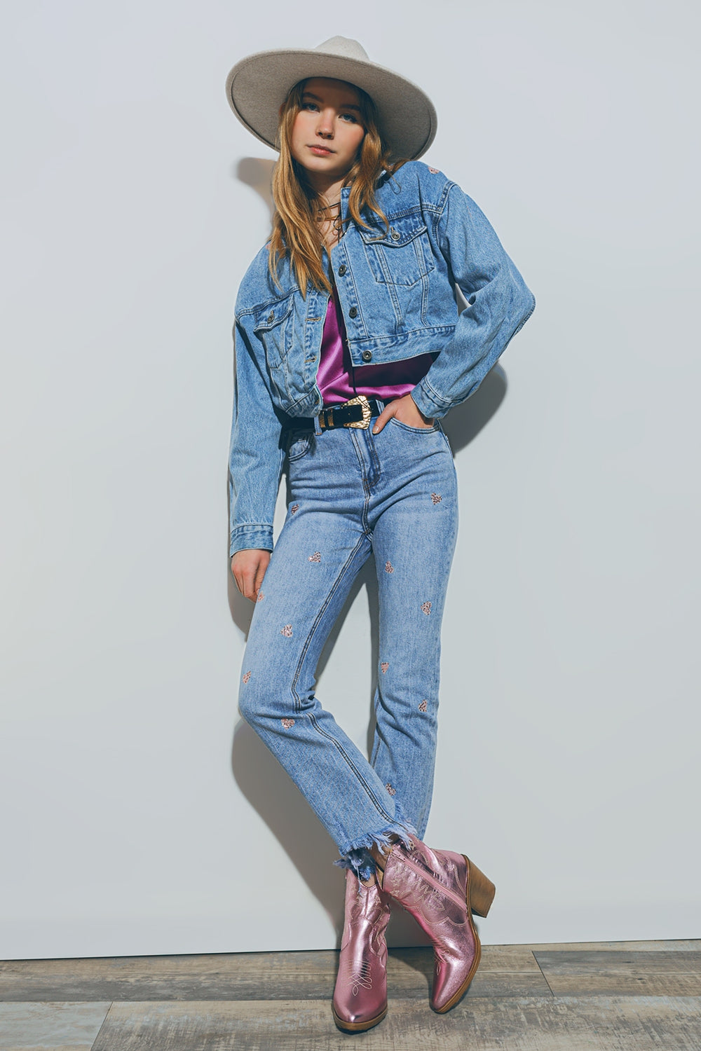 Jean à ourlet déchiré avec embellissement en forme de cœur en Moyen Wash