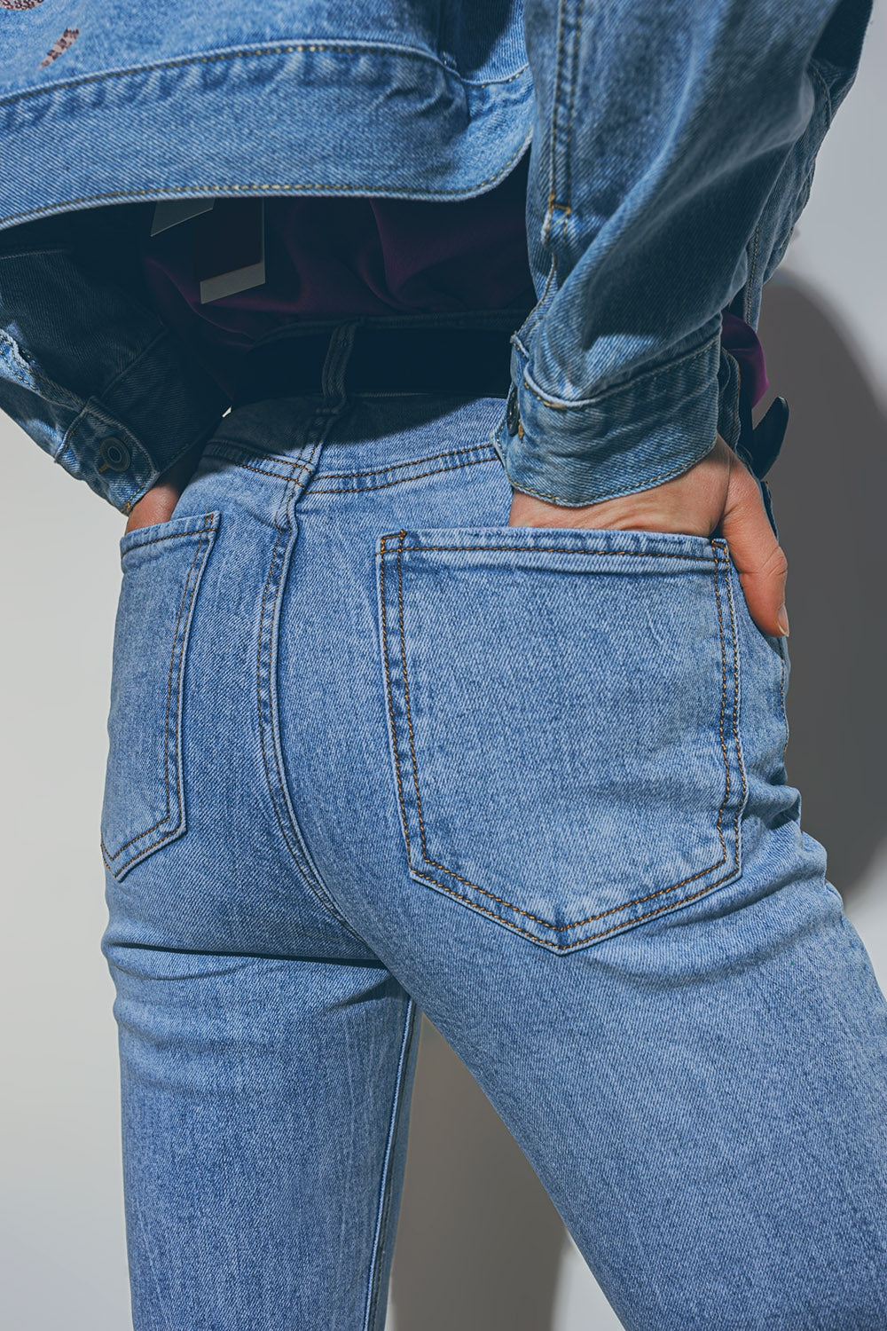 Jean à ourlet déchiré avec embellissement en forme de cœur en Moyen Wash