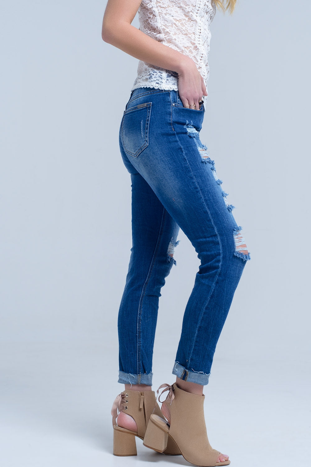 Jean avec déchirures déchiquetées et poignets à coupe brute