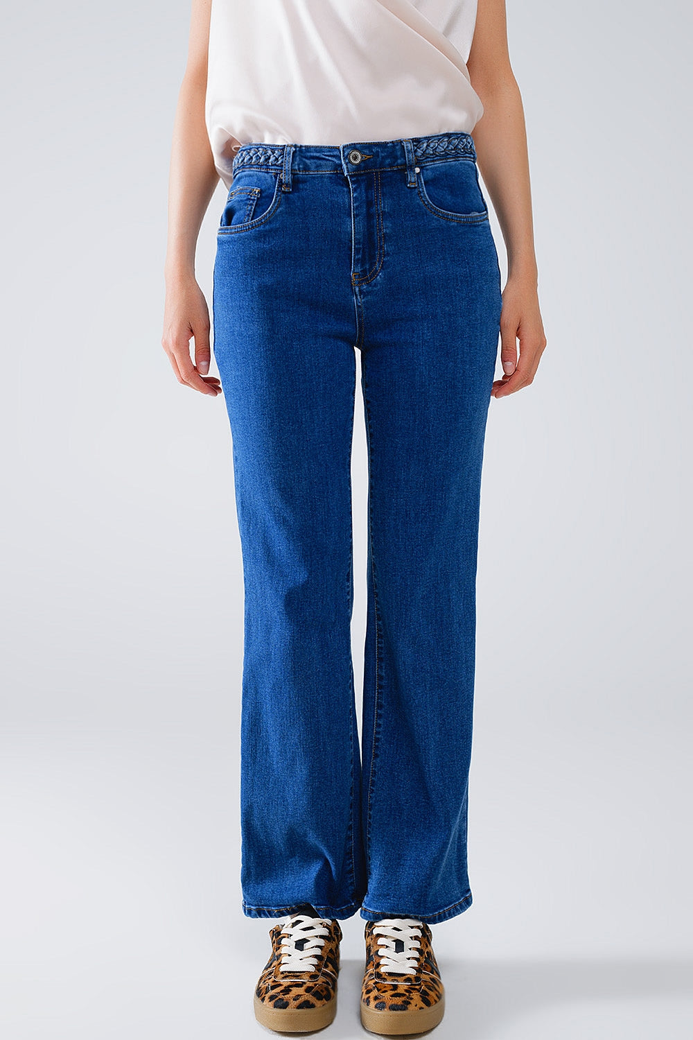 Jean basique en denim bleu foncé avec tresse à la taille