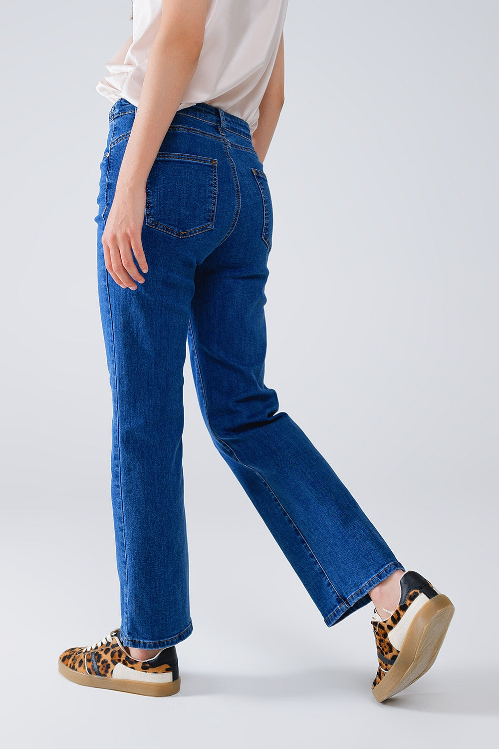 Jean basique en denim bleu foncé avec tresse à la taille
