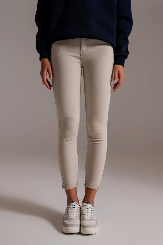 Q2 Jean beige à la cheville avec des plis doux