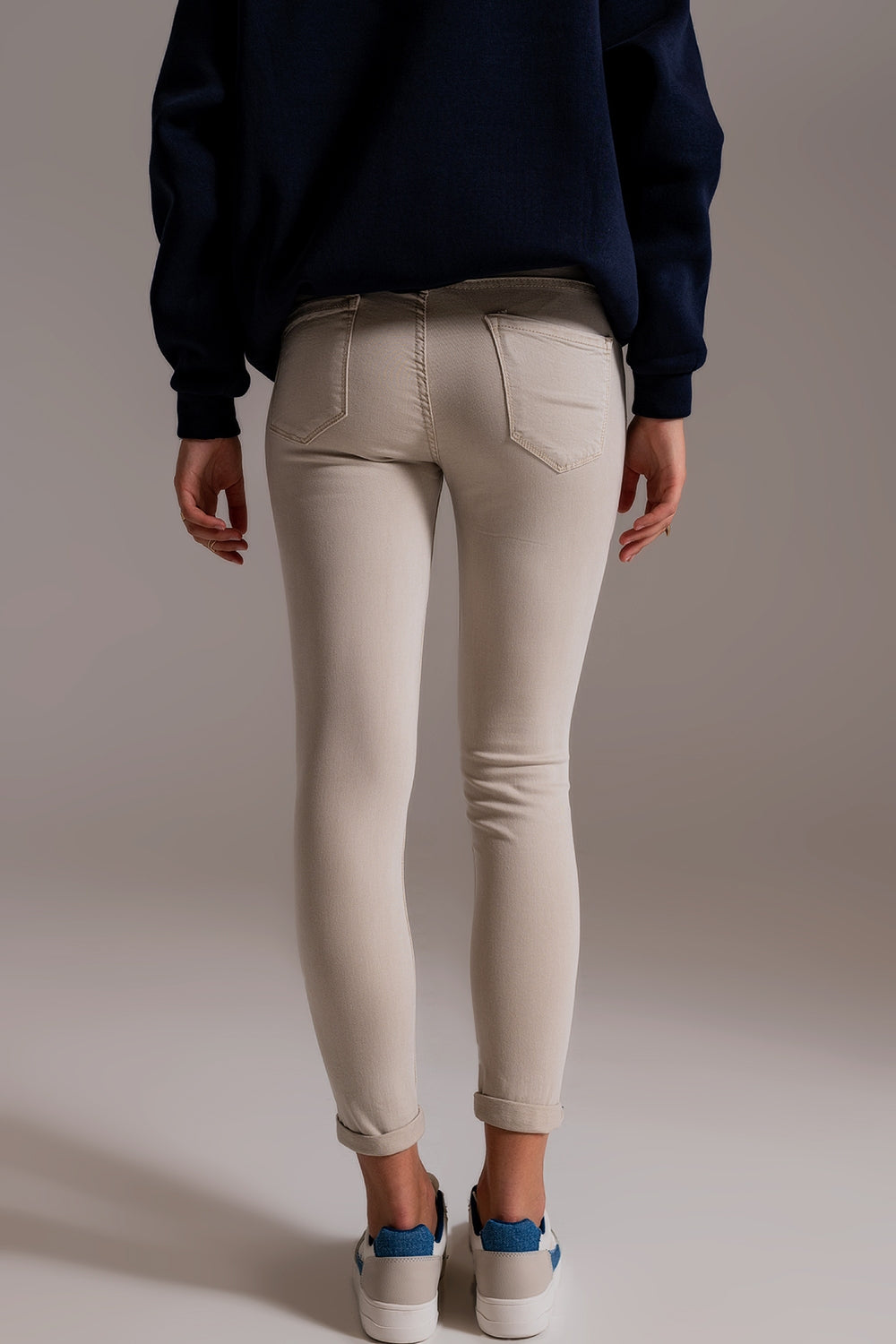 Jean beige à la cheville avec des plis doux