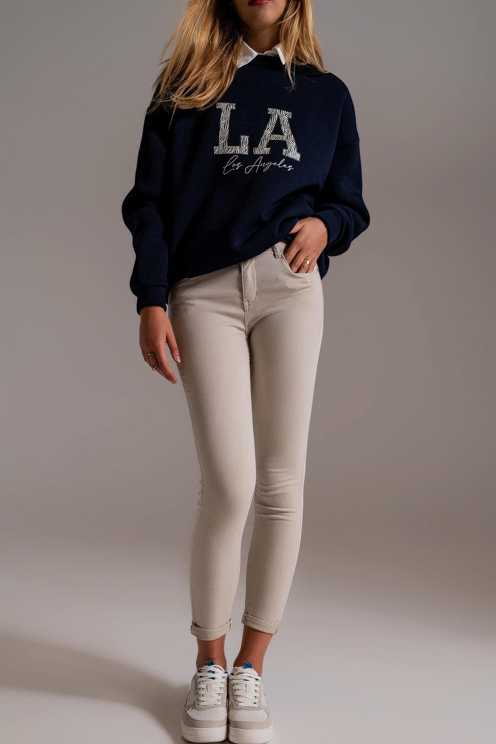 Jean beige à la cheville avec des plis doux