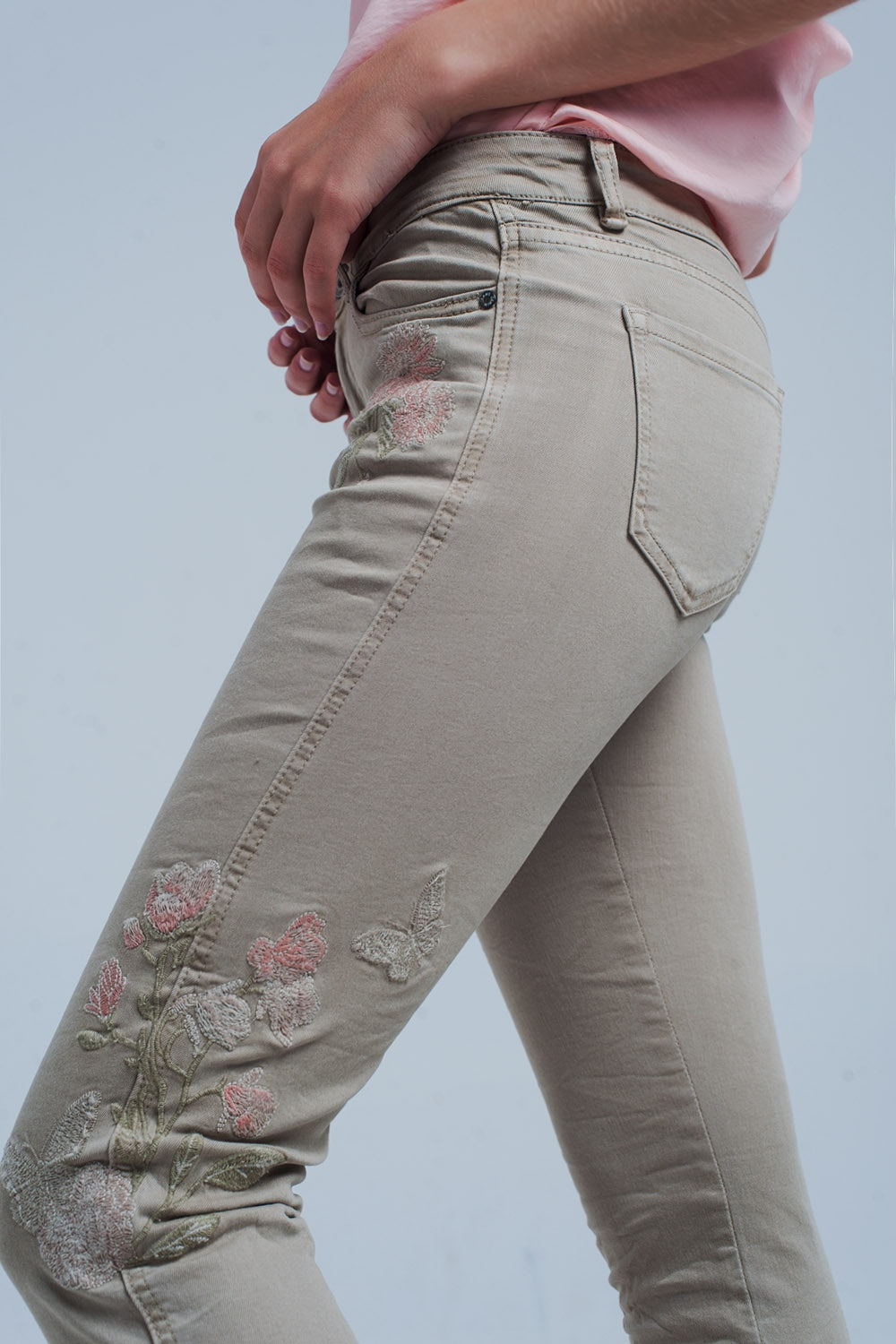 Jean beige brodé de fleurs