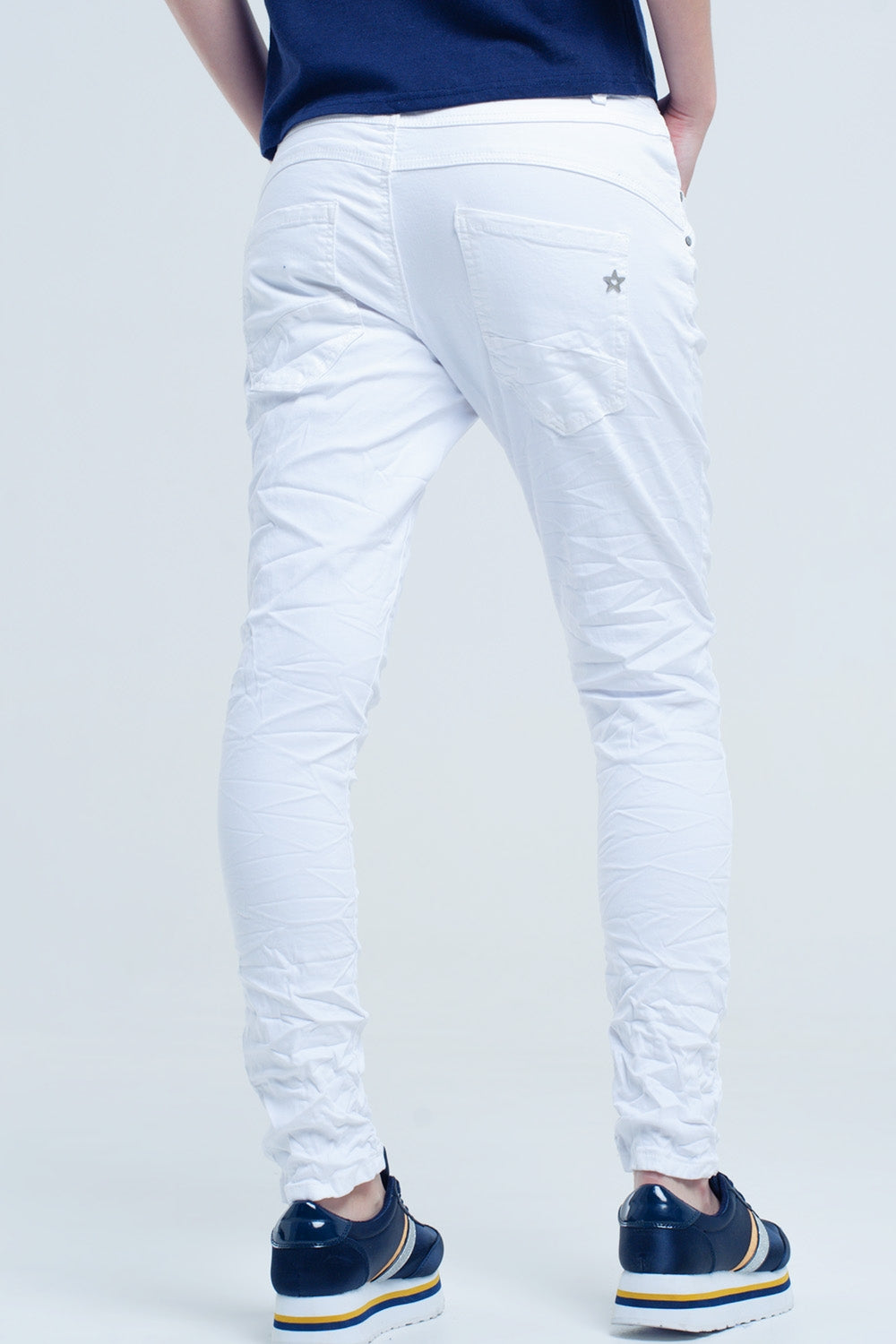 Jean blanc froissé avec des poches