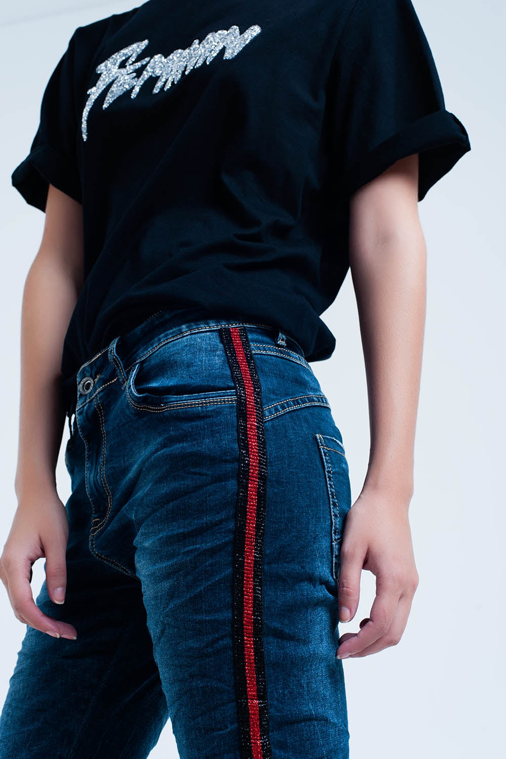 Q2 Jean bleu boyfriend foncé avec bande latérale rouge
