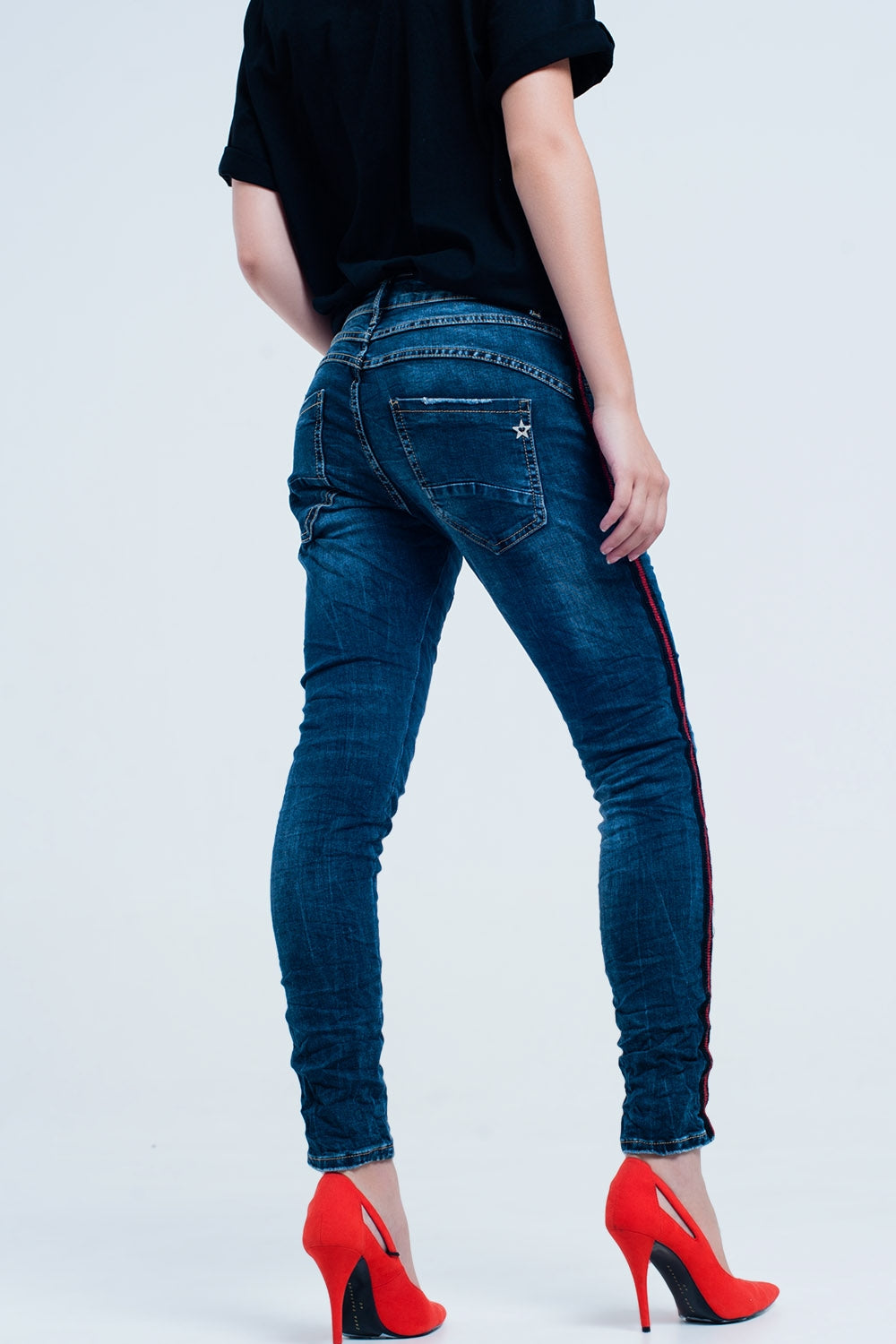 Jean bleu boyfriend foncé avec bande latérale rouge